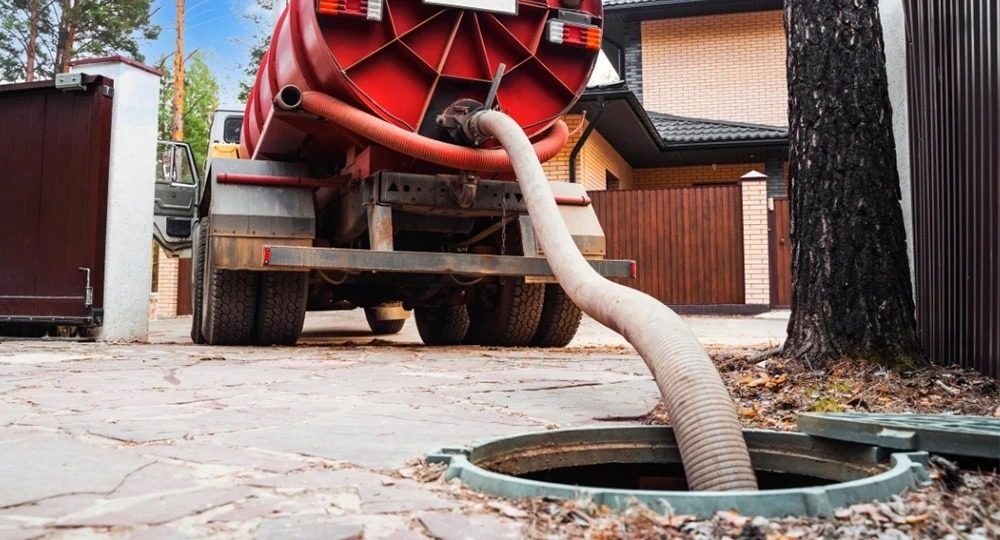 Camion hydrocureur en pompage de fosse septique